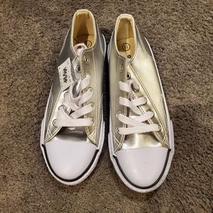 NWT Girls Airwalk silver metallic sneakers